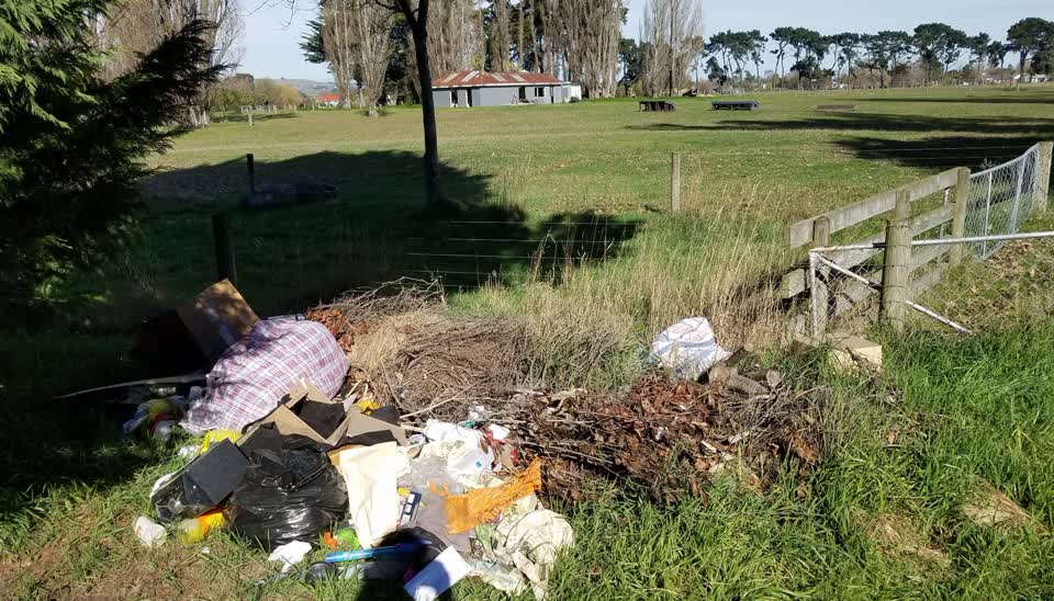 The photograph attached to this rubbish/recycling report