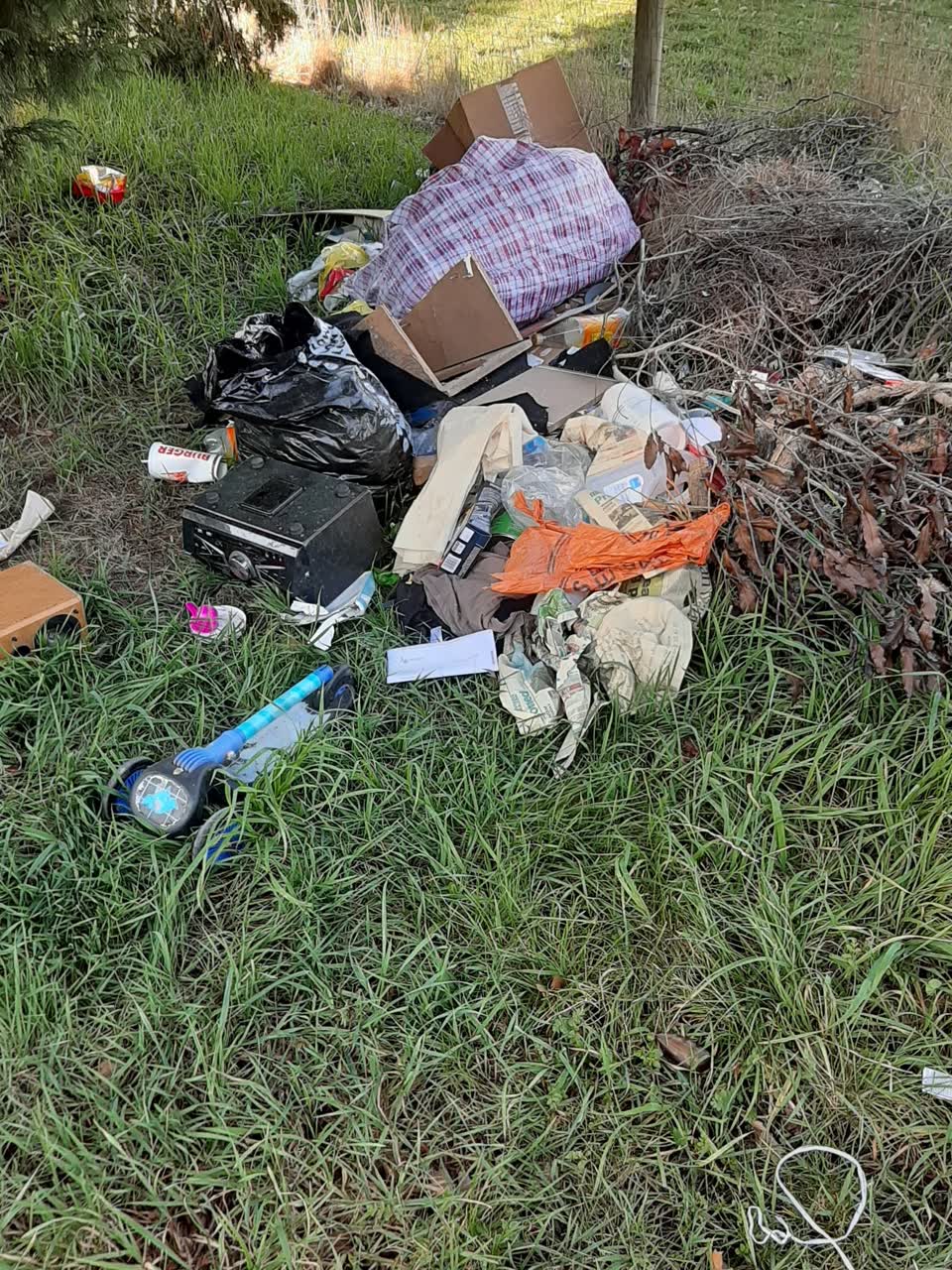 The photograph attached to this rubbish/recycling report