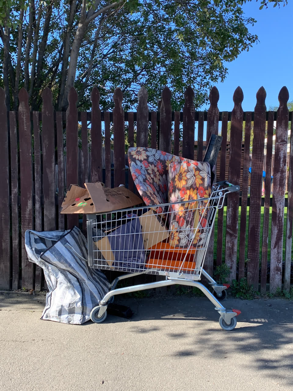 The photograph attached to this rubbish/recycling report