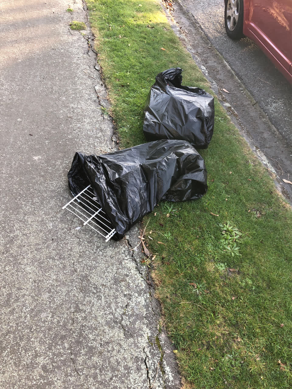 The photograph attached to this rubbish/recycling report