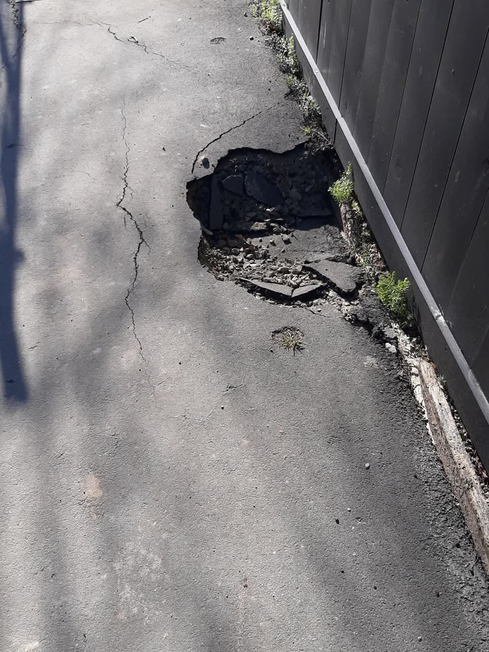 The photograph attached to this roading/streets report