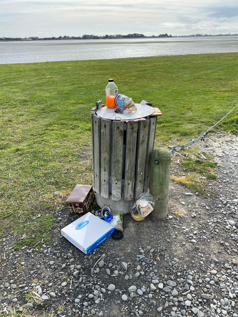 The photograph attached to this rubbish/recycling report