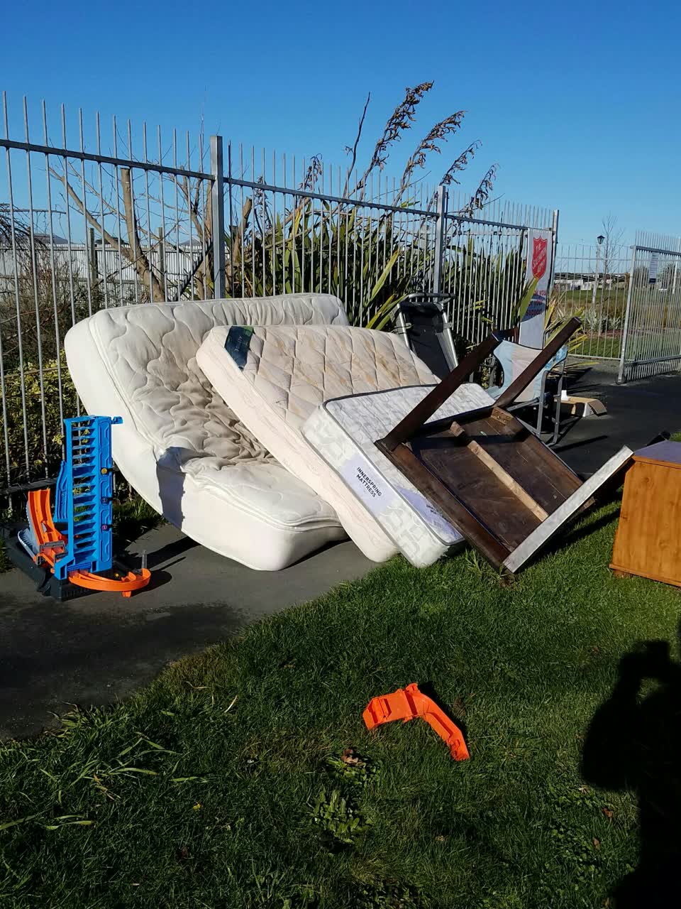The photograph attached to this rubbish/recycling report