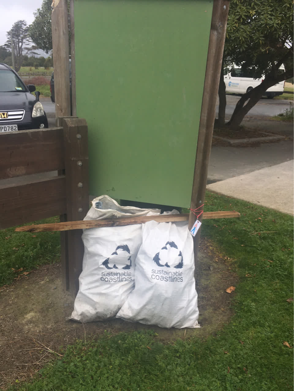 The photograph attached to this rubbish/recycling report
