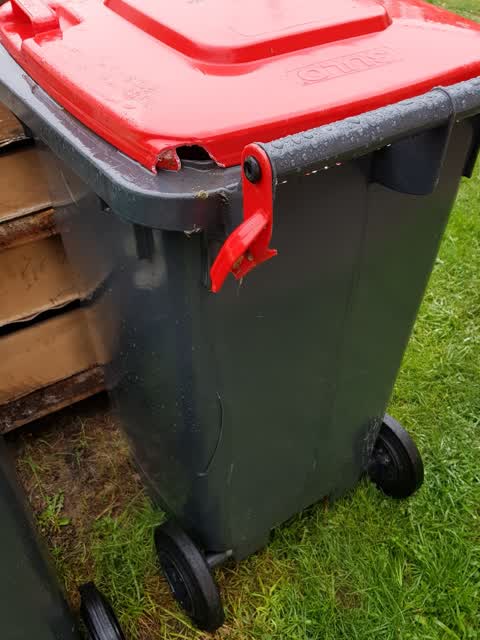 Rubbish/Recycling, a report photo