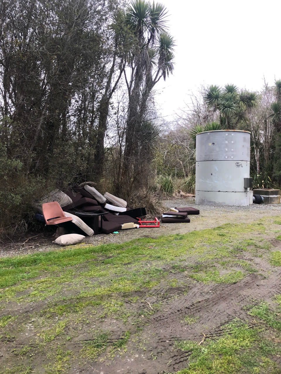 The photograph attached to this rubbish/recycling report
