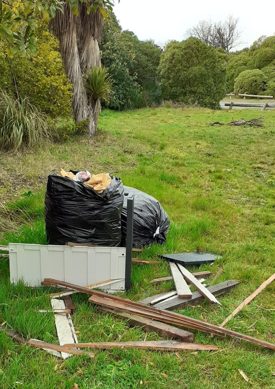 The photograph attached to this rubbish/recycling report