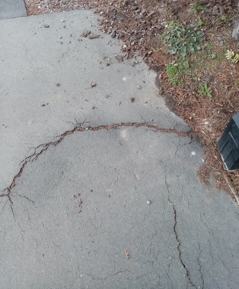 The photograph attached to this roading/streets report