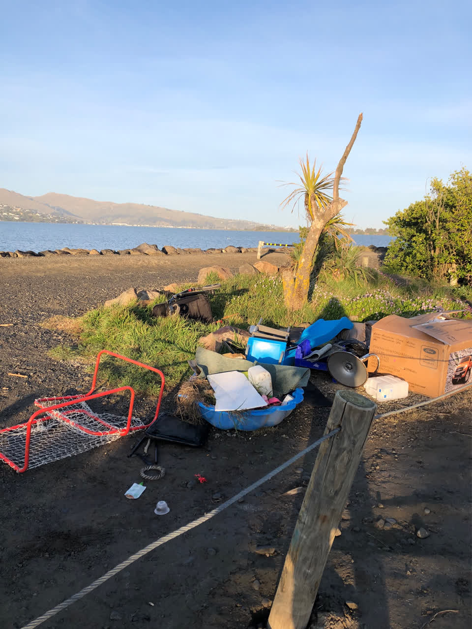 The photograph attached to this rubbish/recycling report