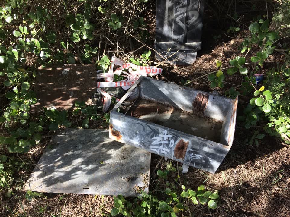 The photograph attached to this rubbish/recycling report