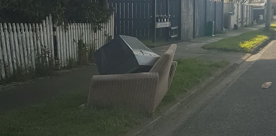 The photograph attached to this rubbish/recycling report