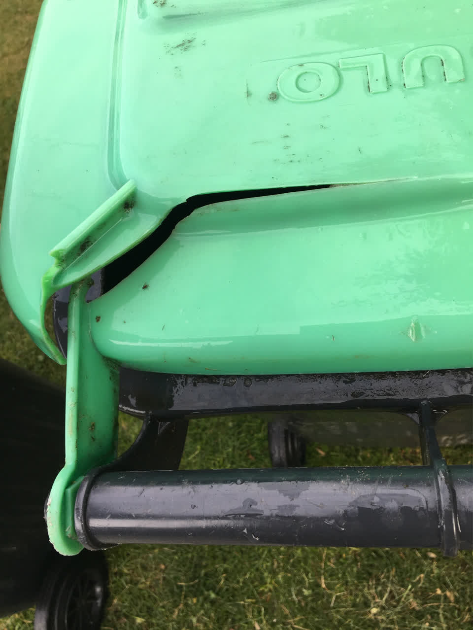 The photograph attached to this rubbish/recycling report