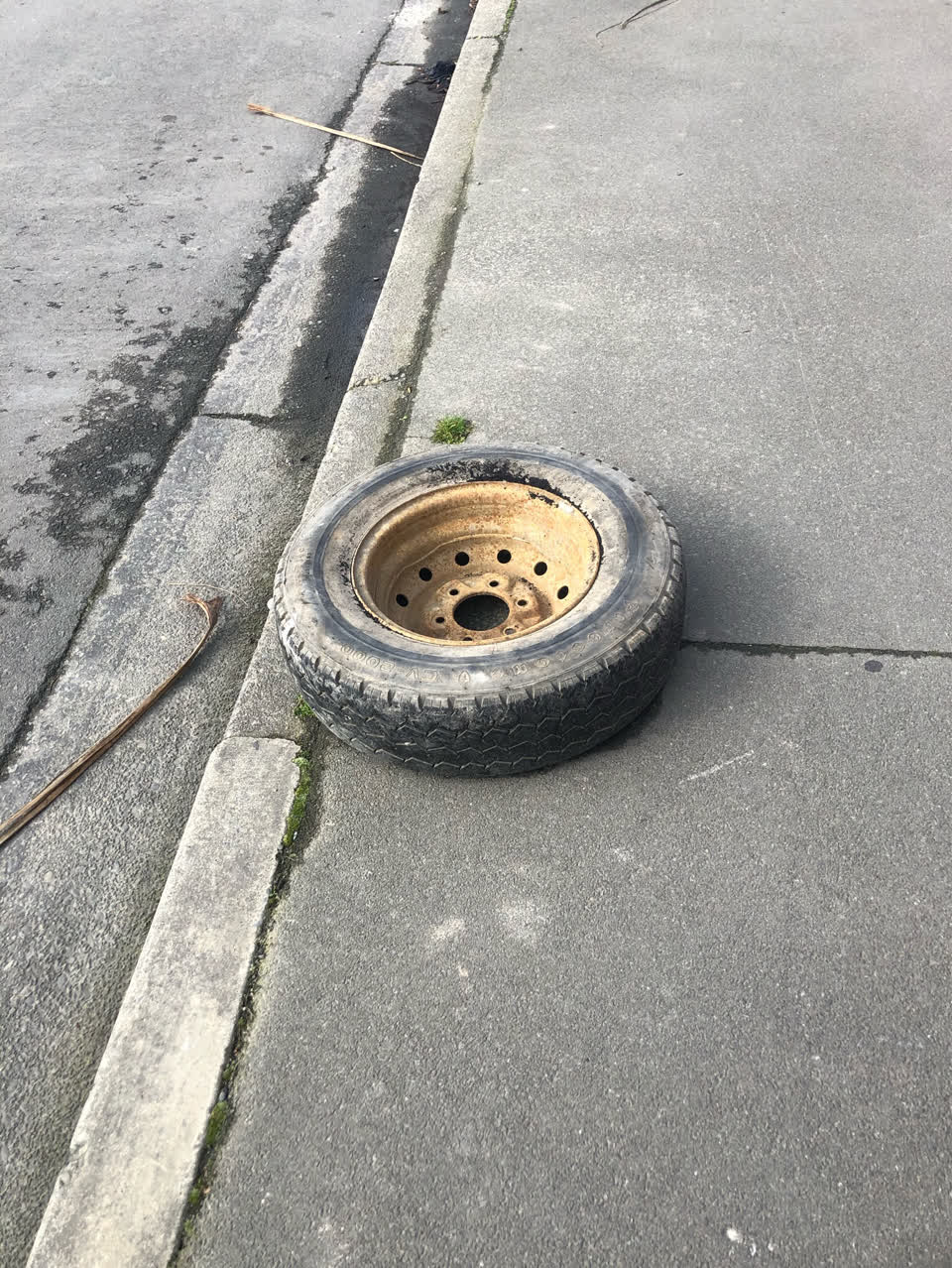 The photograph attached to this rubbish/recycling report