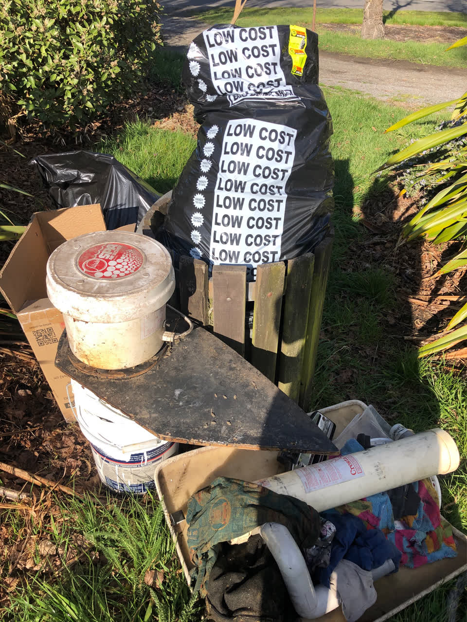 The photograph attached to this rubbish/recycling report