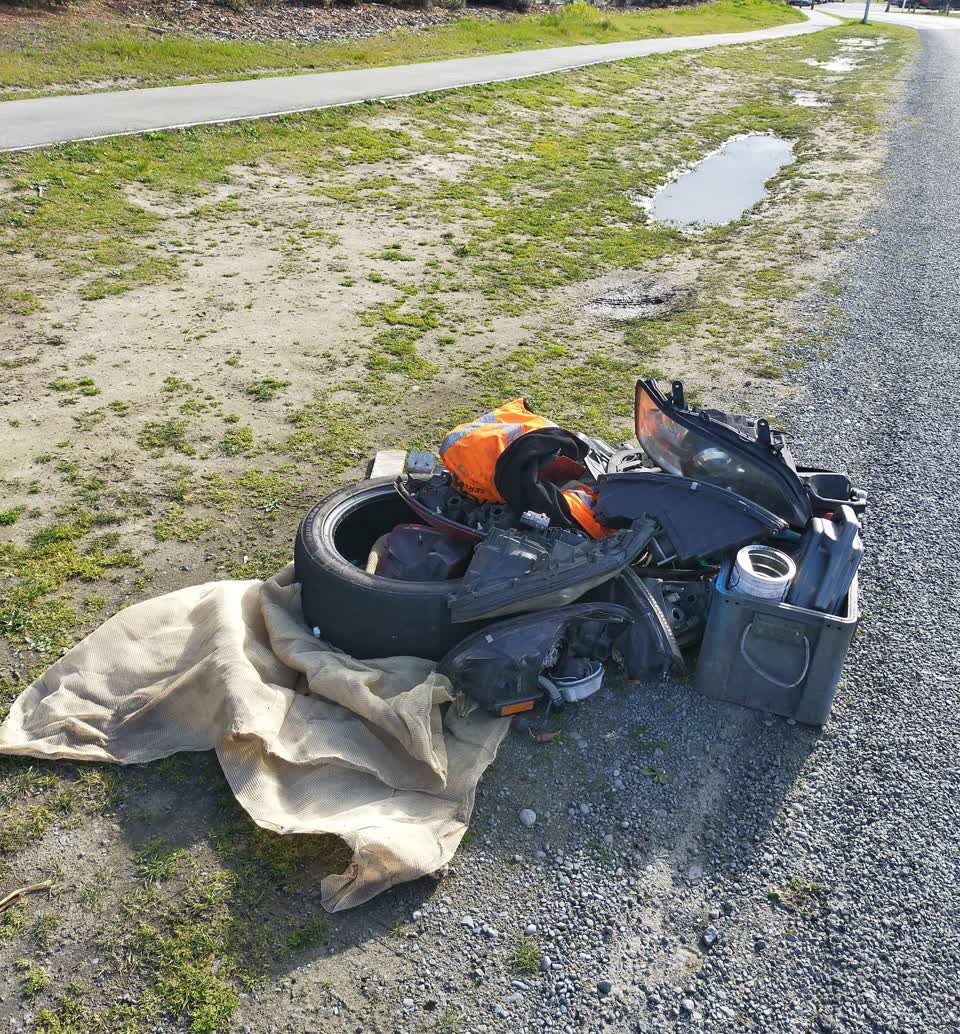 The photograph attached to this rubbish/recycling report