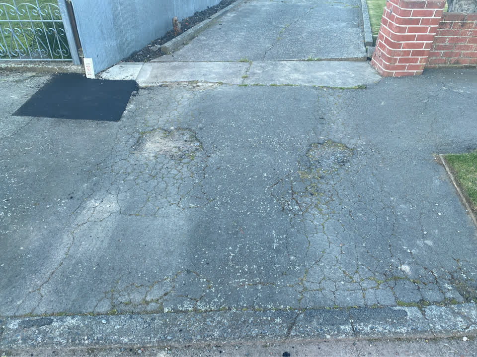 The photograph attached to this roading/streets report