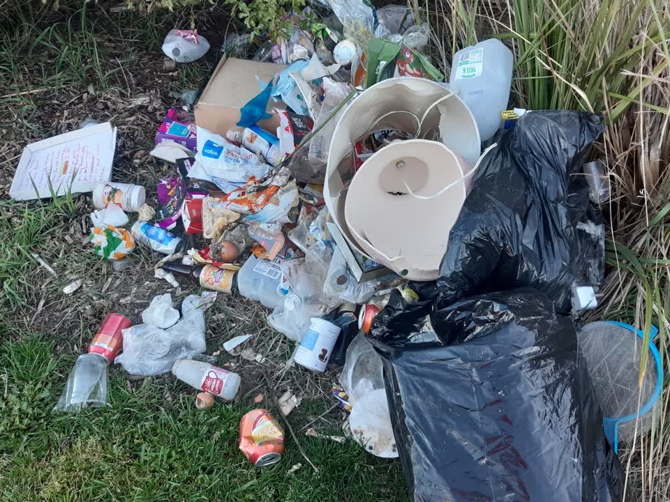 The photograph attached to this rubbish/recycling report