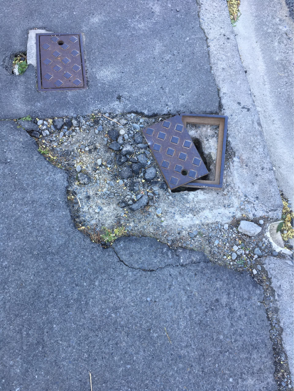 The photograph attached to this roading/streets report