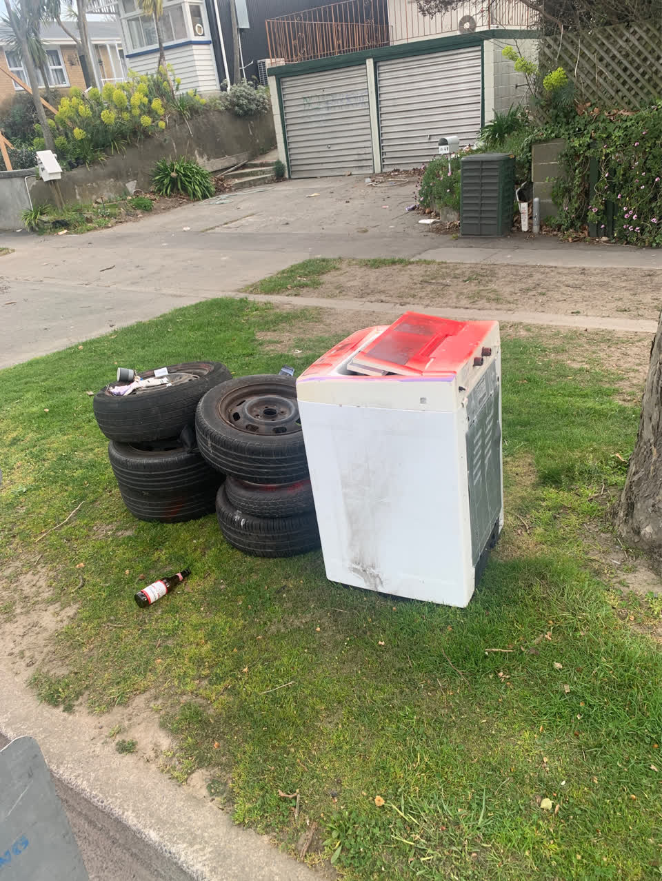 The photograph attached to this dumped rubbish report