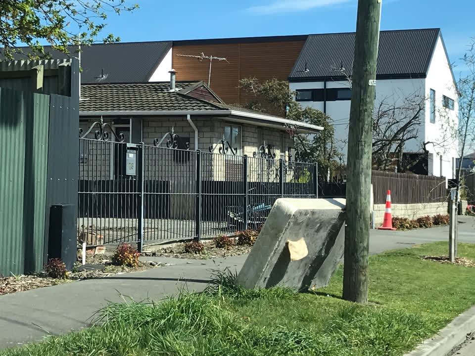 The photograph attached to this dumped rubbish report
