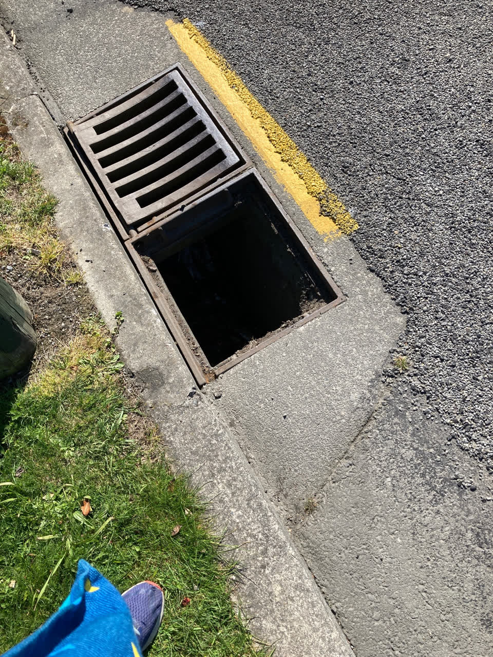 The photograph attached to this damaged street sign report