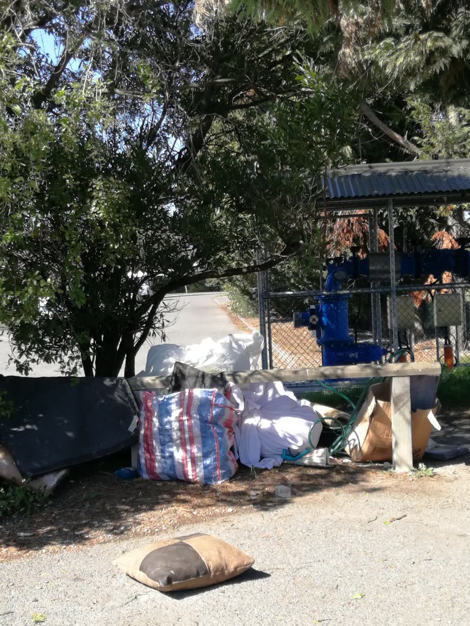 The photograph attached to this dumped rubbish report