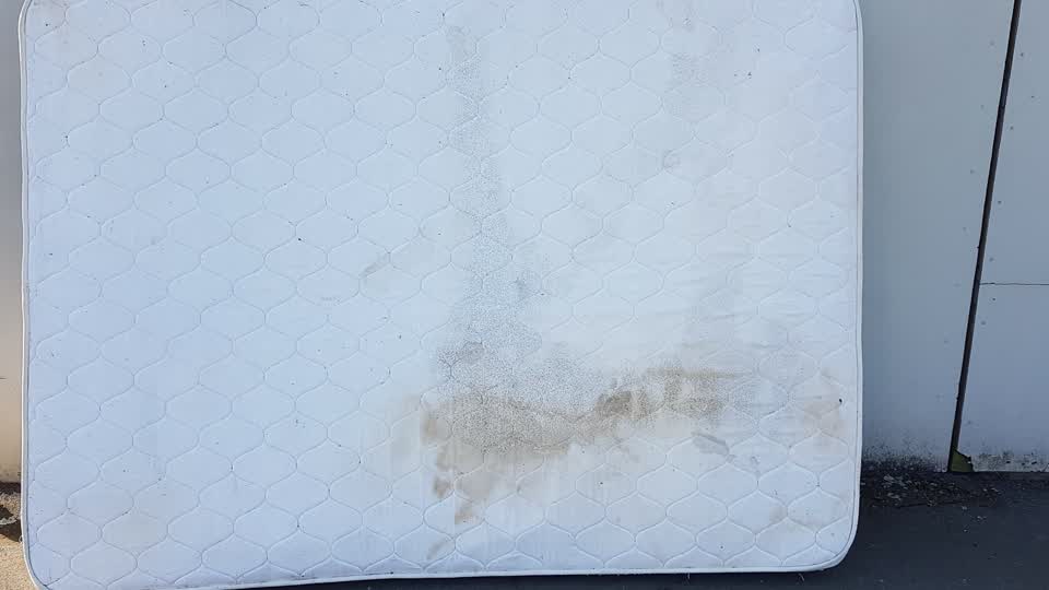 The photograph attached to this dumped rubbish report