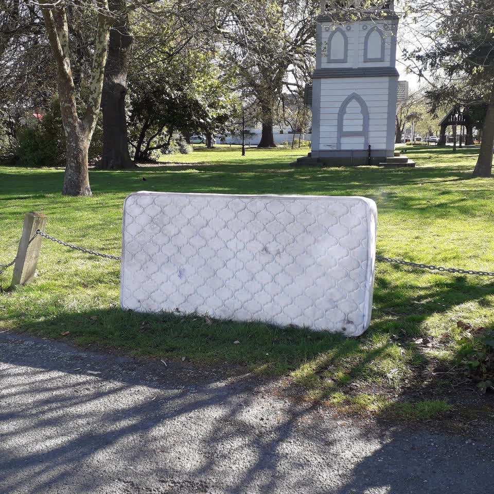 The photograph attached to this dumped rubbish report