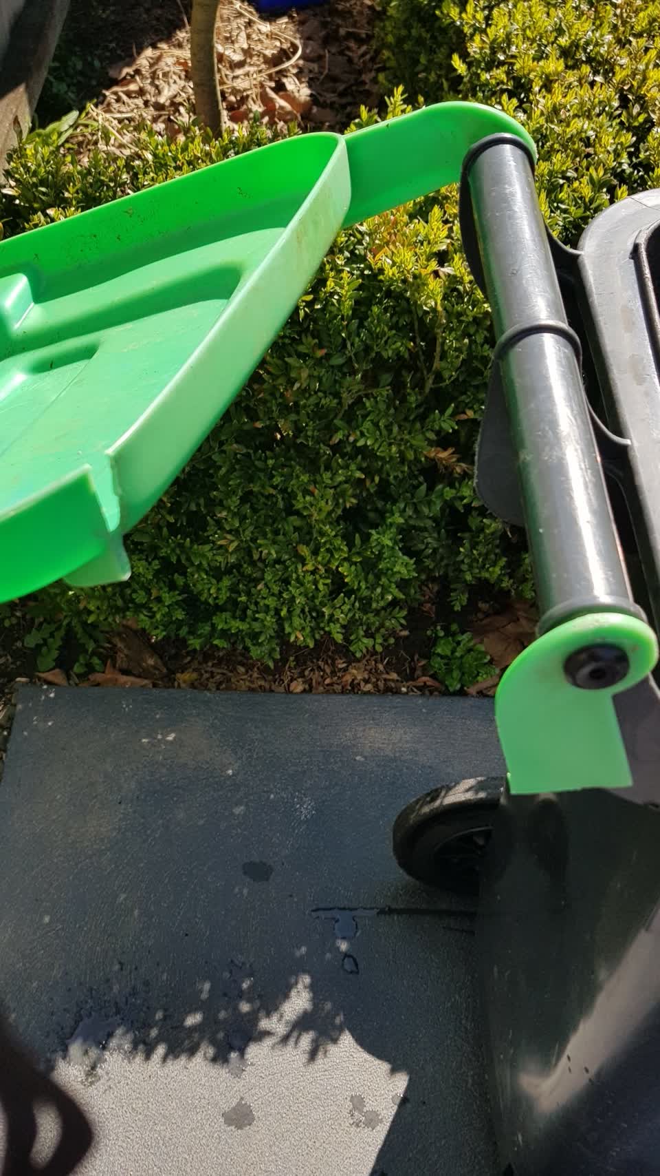 The photograph attached to this rubbish and bins - general report
