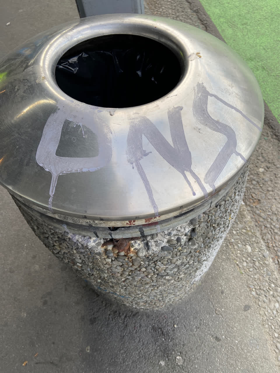 The photograph attached to this graffiti - public property report
