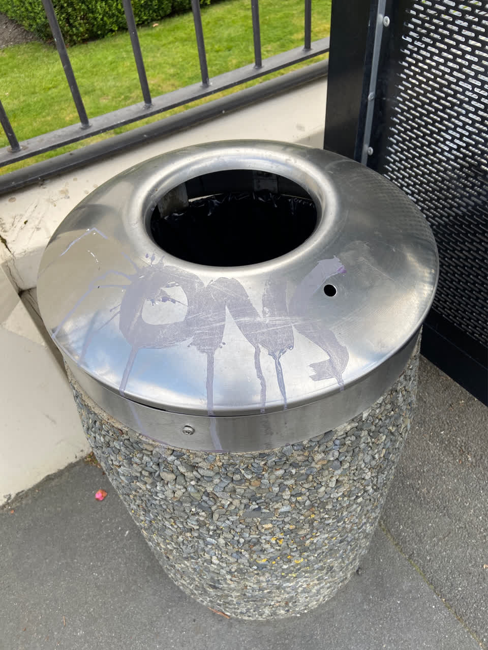 The photograph attached to this graffiti - public property report