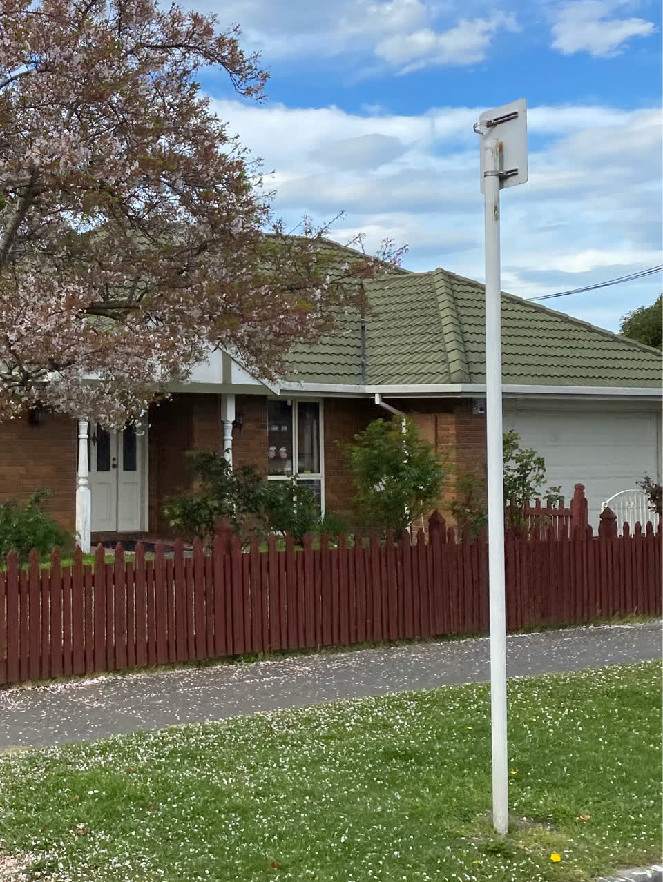 The photograph attached to this road signage report