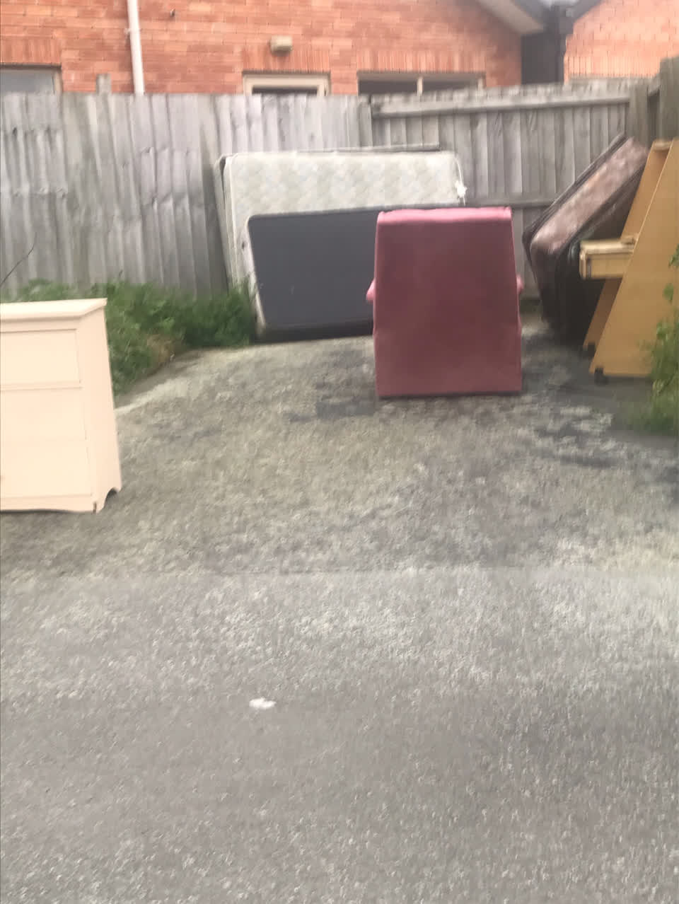 The photograph attached to this dumped rubbish report