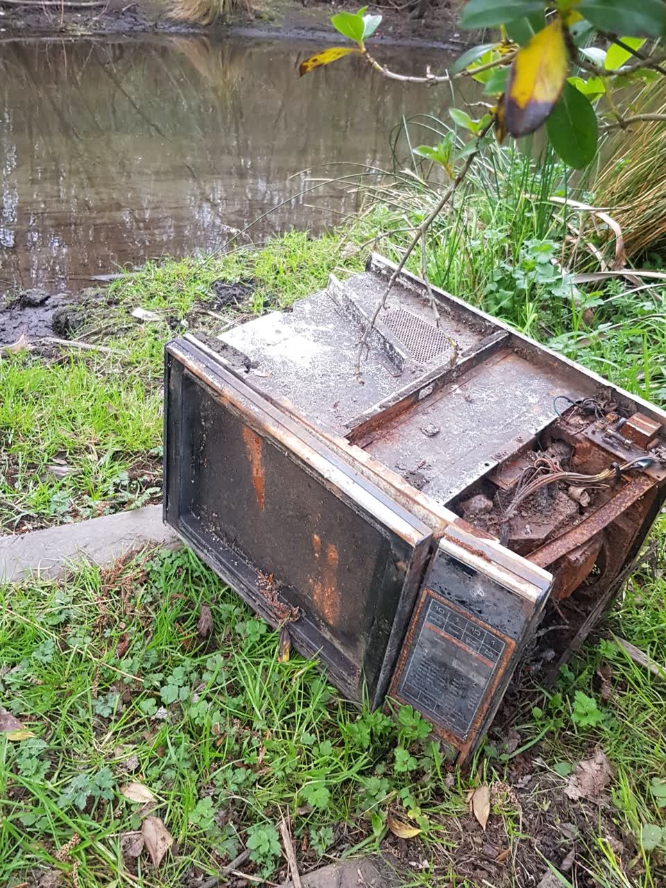 The photograph attached to this dumped rubbish report