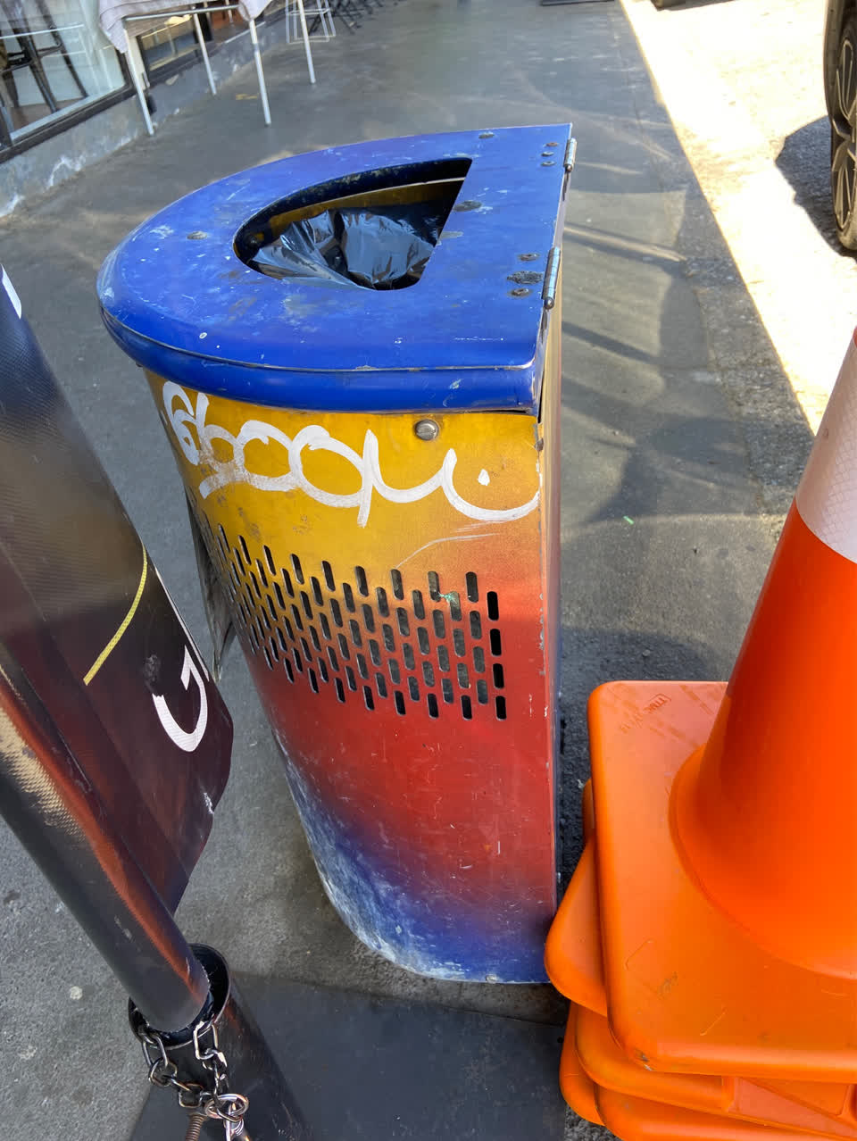 The photograph attached to this graffiti - public property report