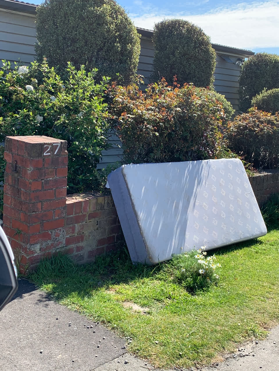 The photograph attached to this dumped rubbish report