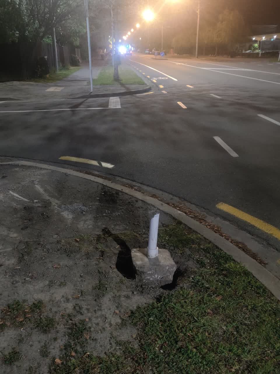 The photograph attached to this damaged street sign report