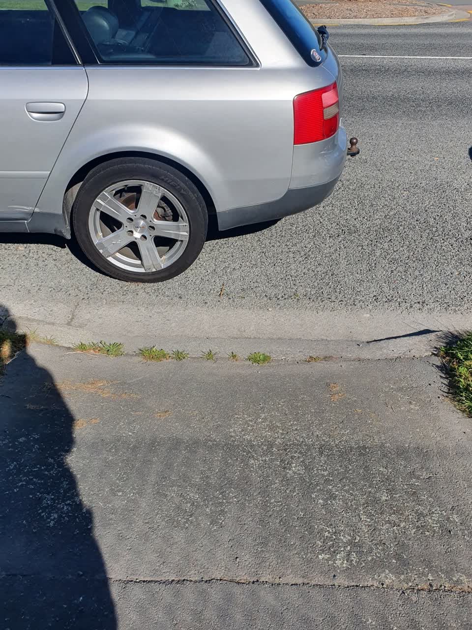 The photograph attached to this parking and cars - general report