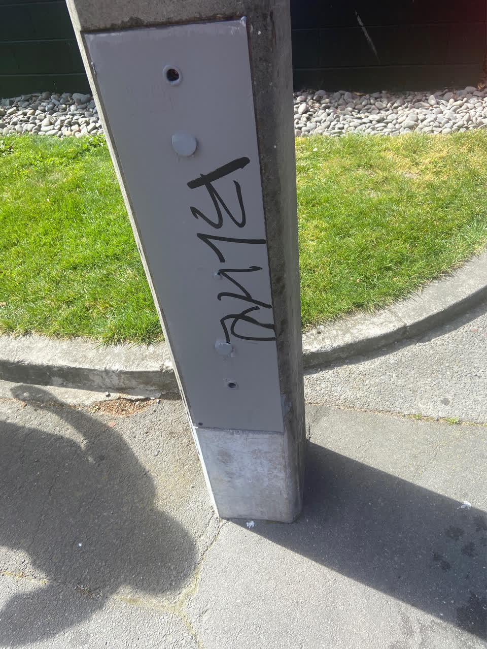 The photograph attached to this graffiti - concrete street light pole report