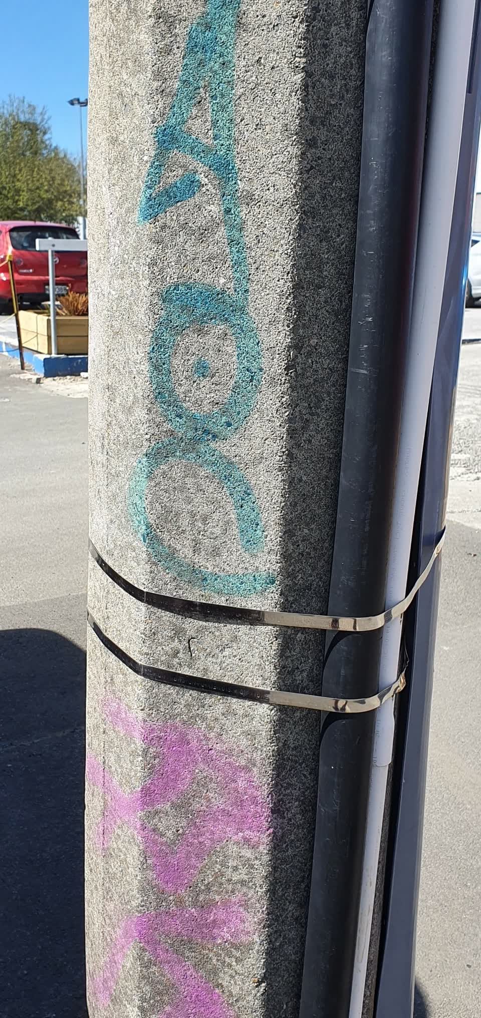 The photograph attached to this graffiti - concrete street light pole report