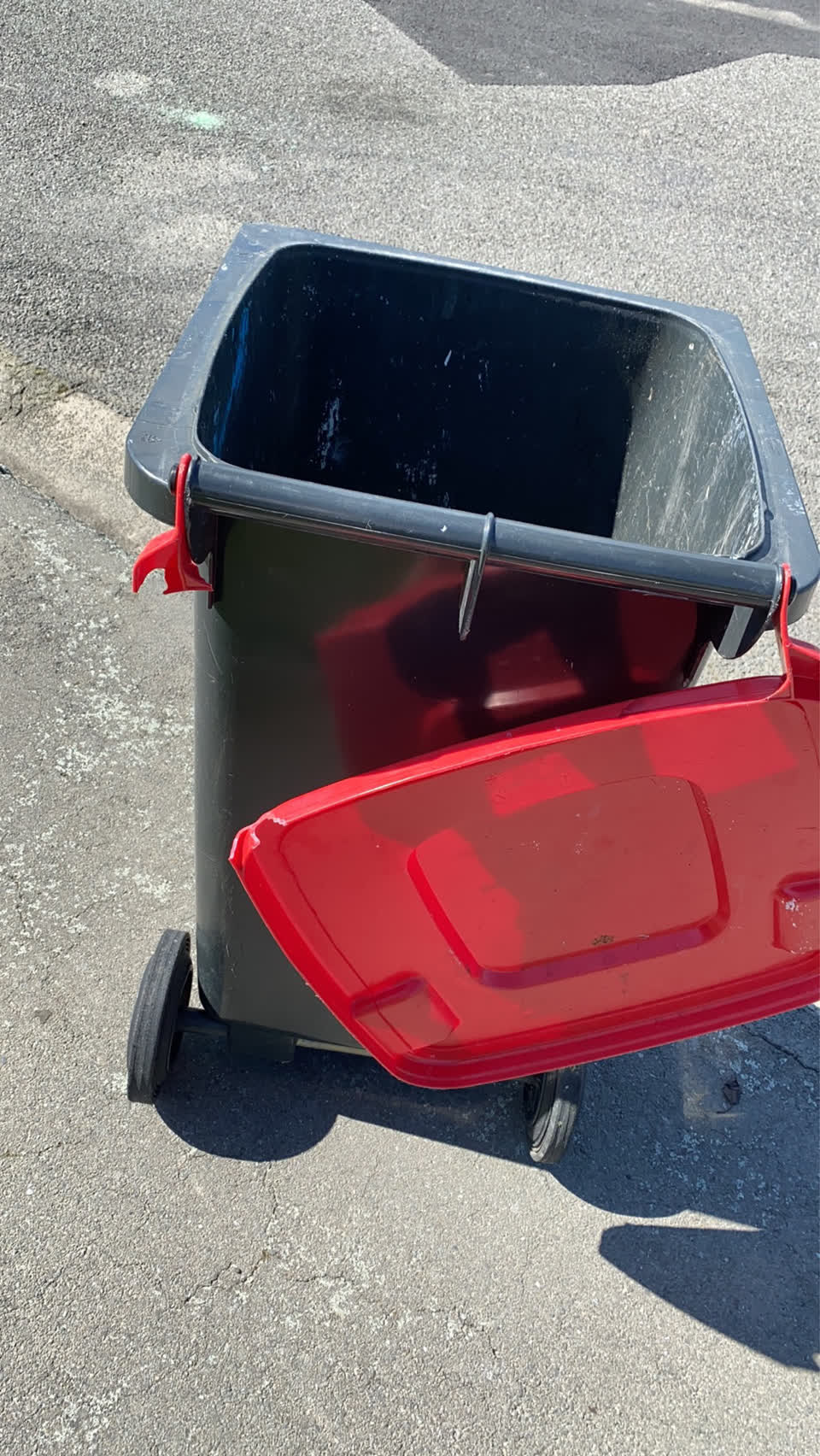 The photograph attached to this rubbish and bins - general report