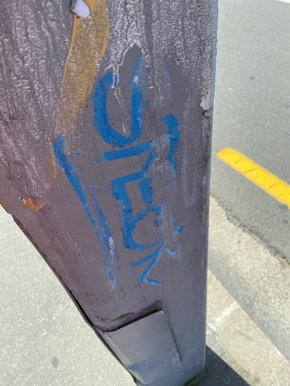 The photograph attached to this graffiti - concrete street light pole report
