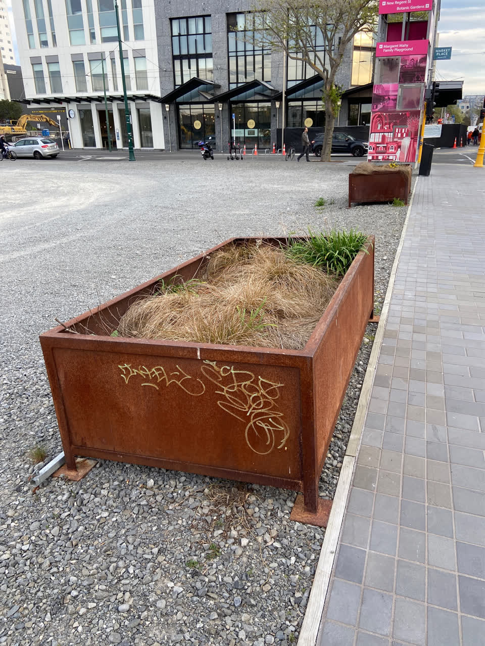 The photograph attached to this graffiti - public property report