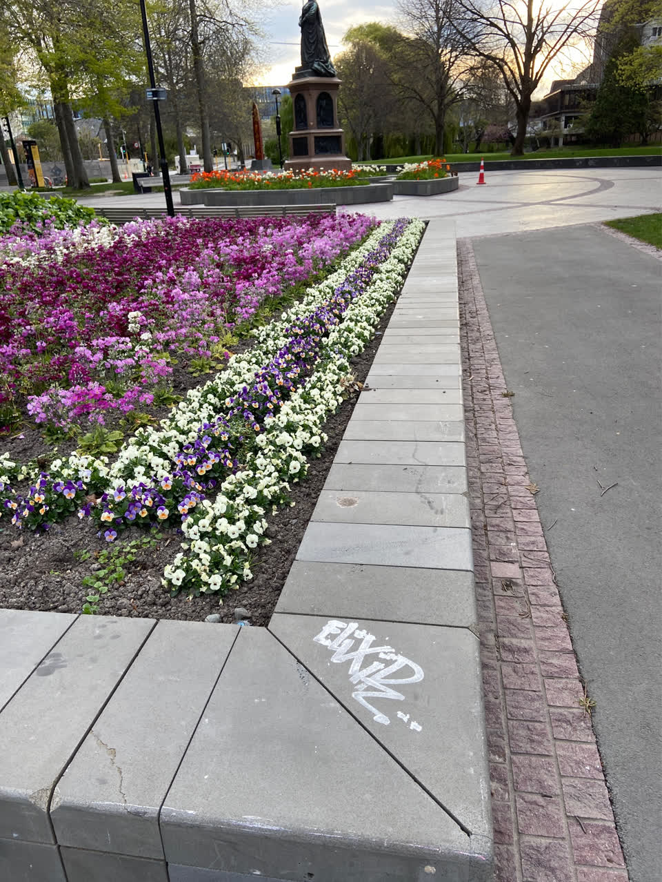 The photograph attached to this graffiti - public property report