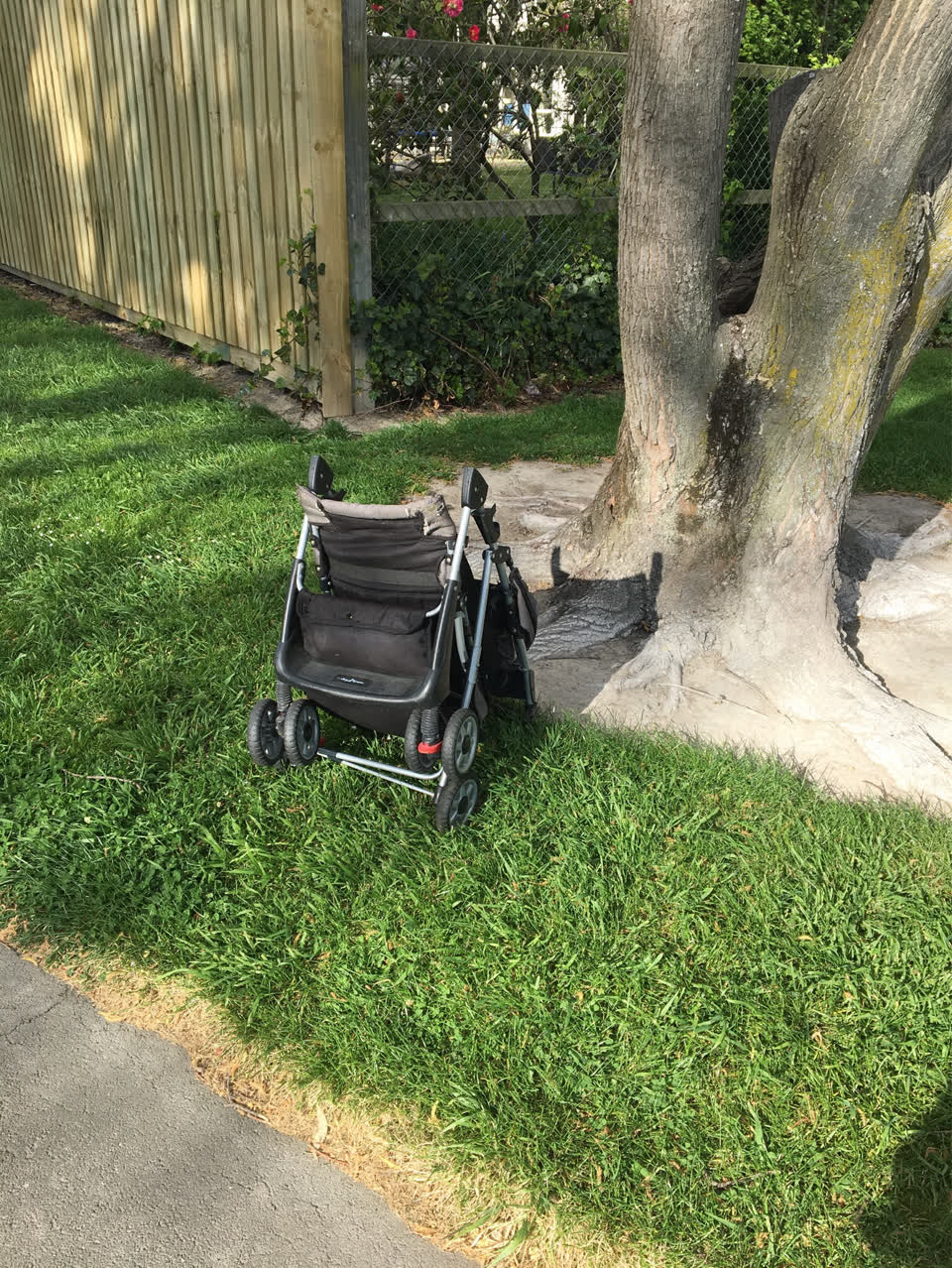 The photograph attached to this dumped rubbish report