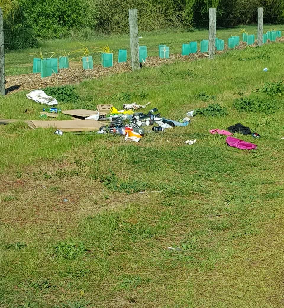 The photograph attached to this dumped rubbish report