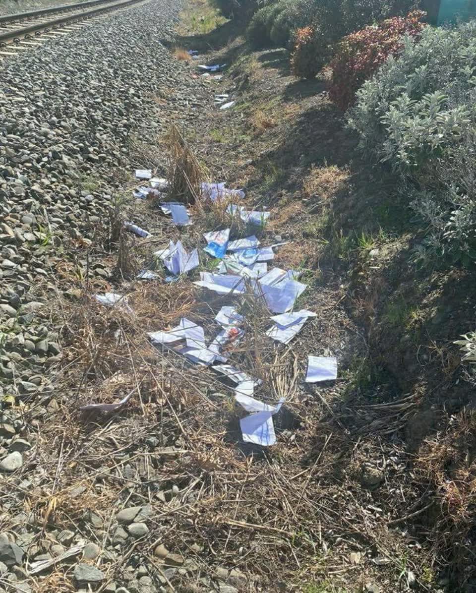 The photograph attached to this dumped rubbish report