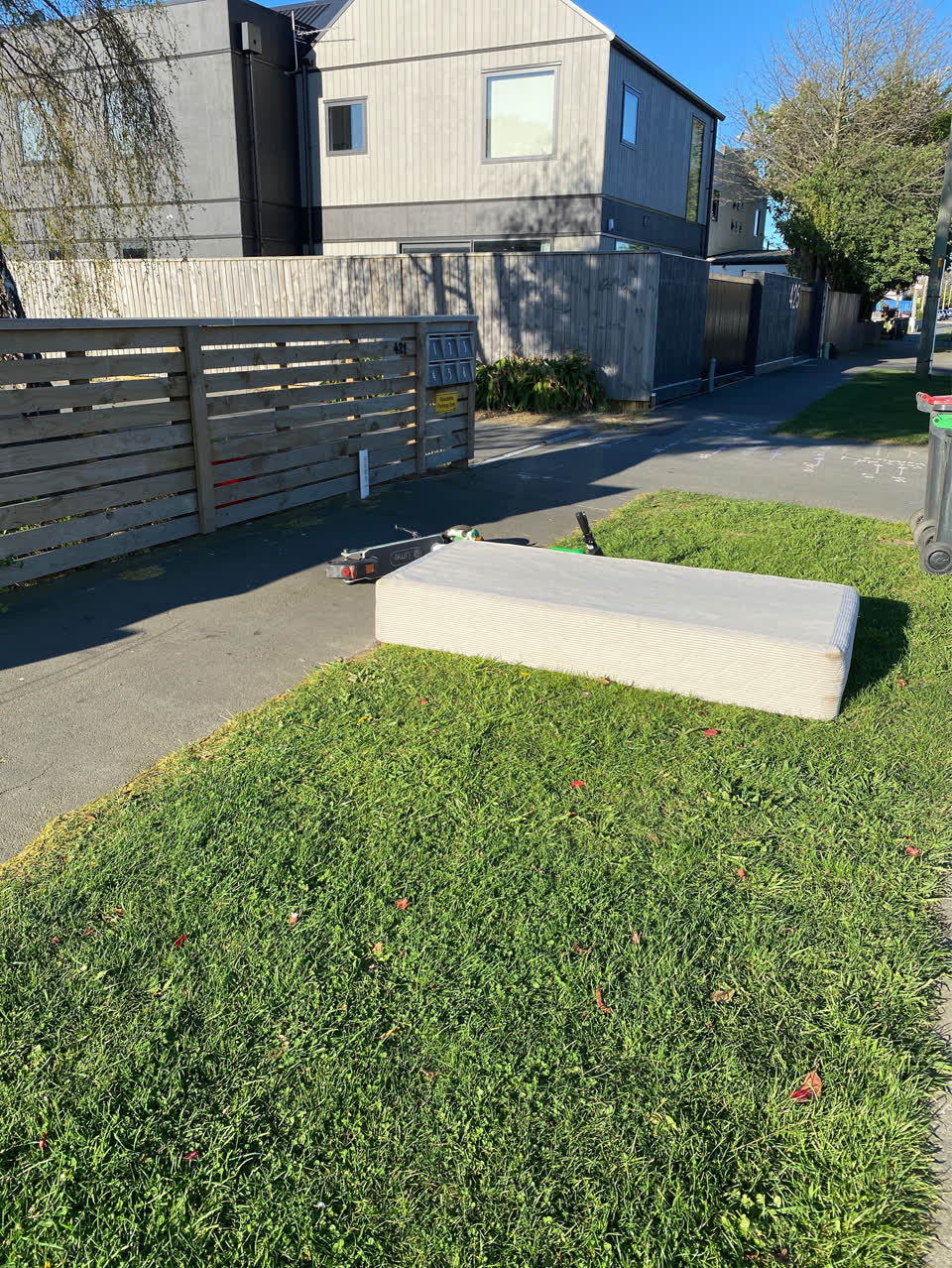 The photograph attached to this dumped rubbish report