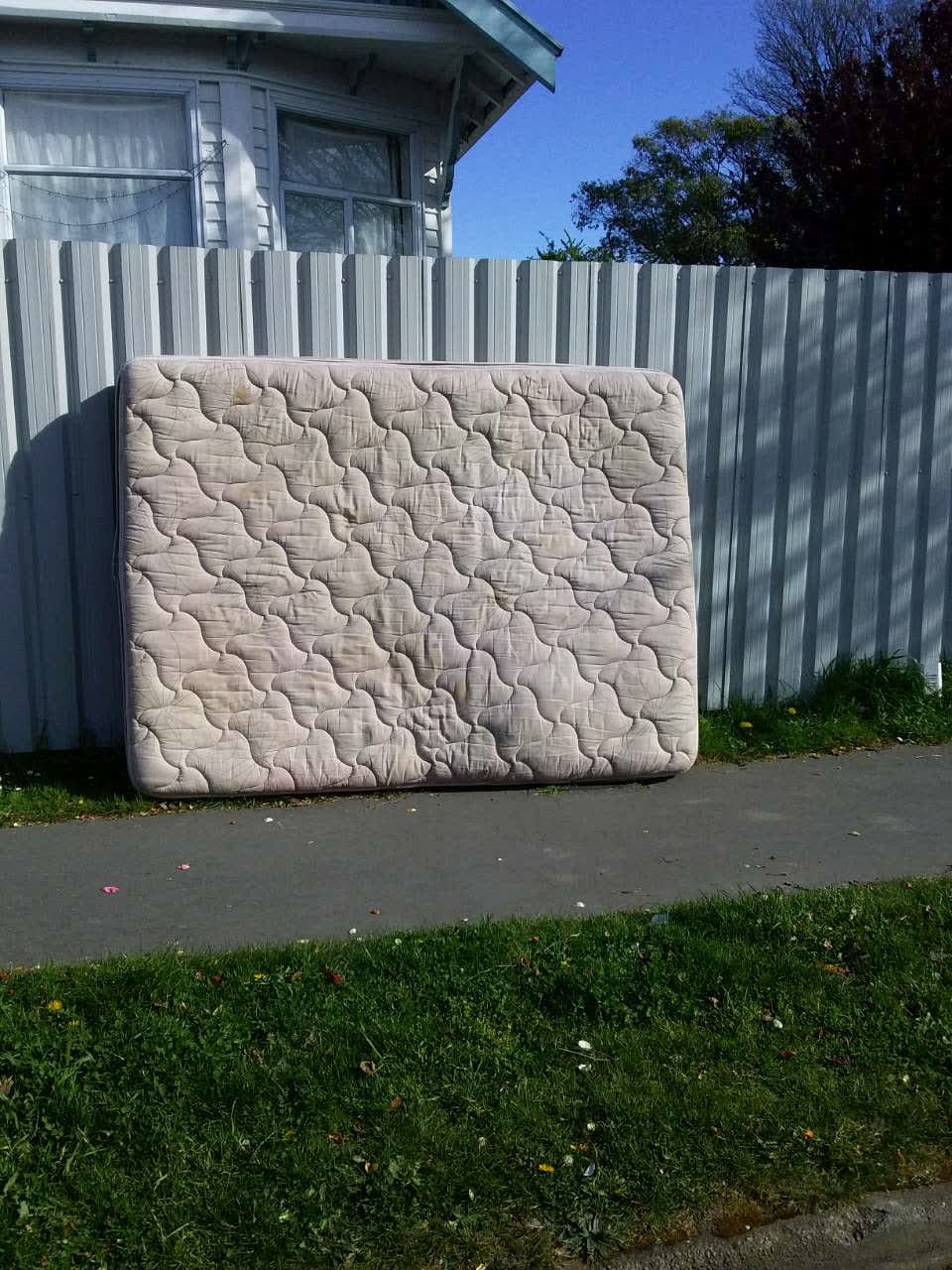 The photograph attached to this dumped rubbish report