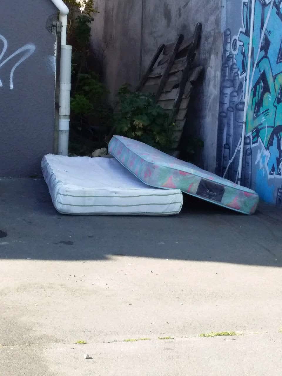 The photograph attached to this dumped rubbish report